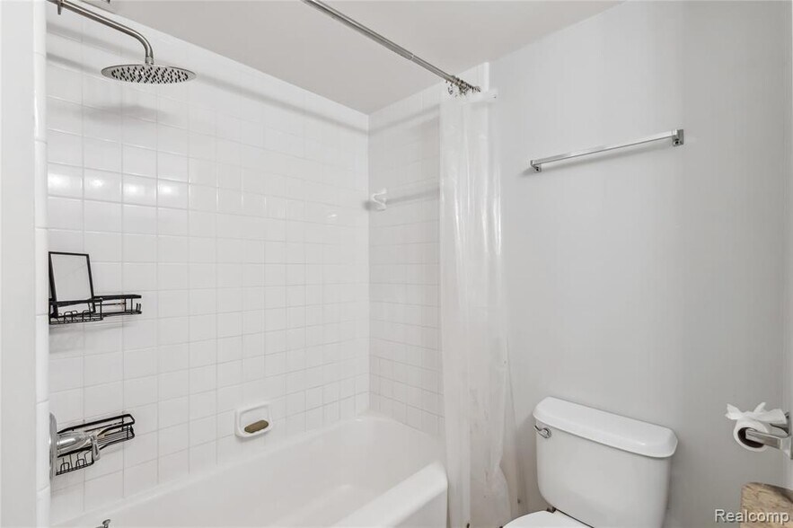 Building Photo - 15 E Kirby St