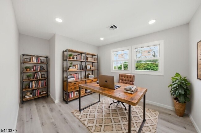 Building Photo - 551 Schuyler Ave