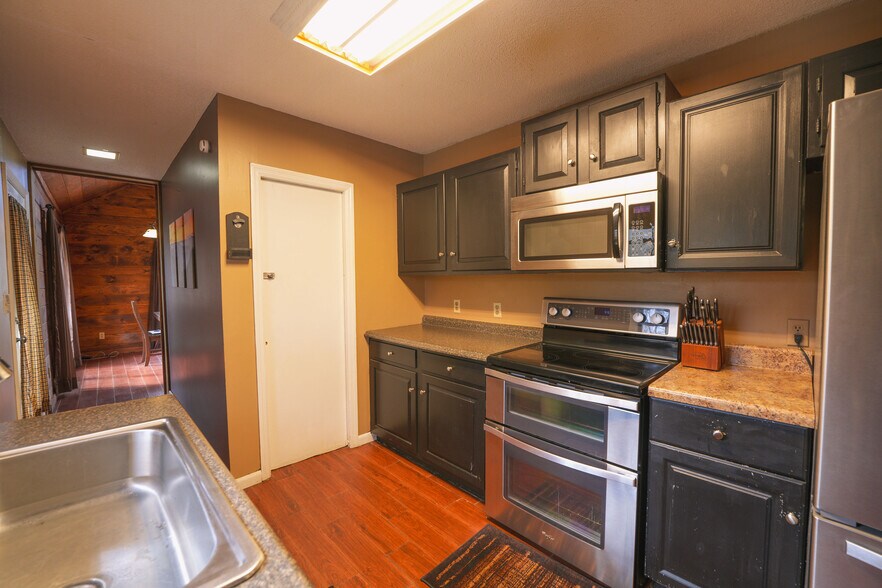 Building Photo - 425 Hemlock Ln