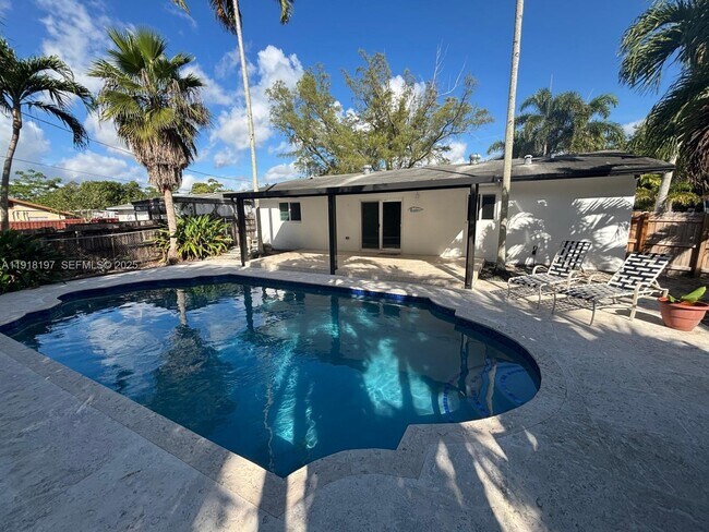 Building Photo - 2900 SW 16th St