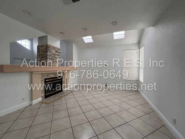 Building Photo - Spacious 4 Bed, 2.5 Bath + Office - Tesla ...