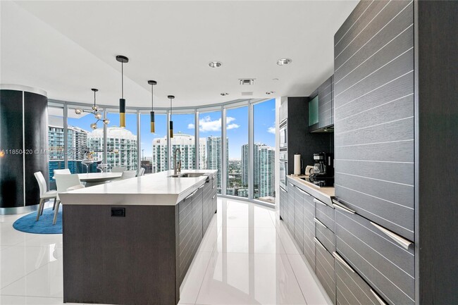 Building Photo - 200 Biscayne Blvd Way