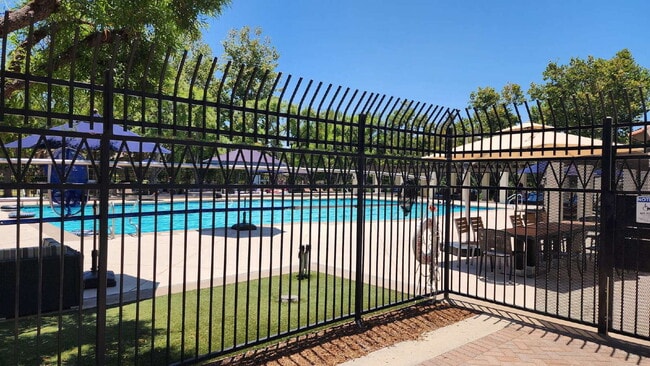 Building Photo - Gorgeous home on the Golf Course in a gated community.