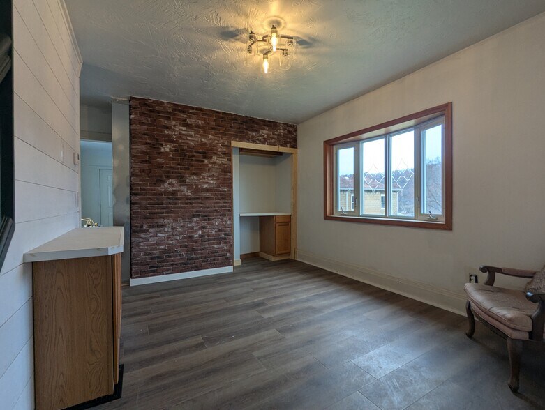 Building Photo - 511 West Alley