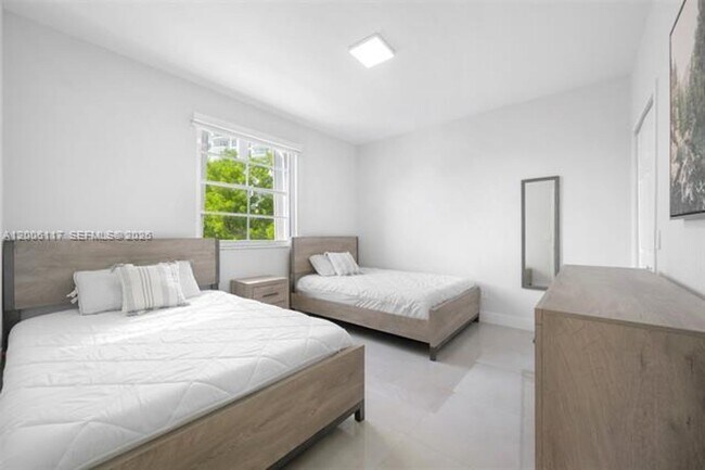 Building Photo - 3255 NE 184th St