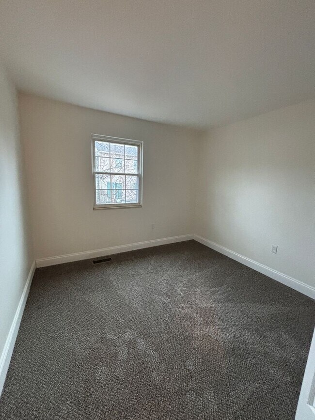 Building Photo - Pristine & Move-In Ready Townhome in Olde Forge!