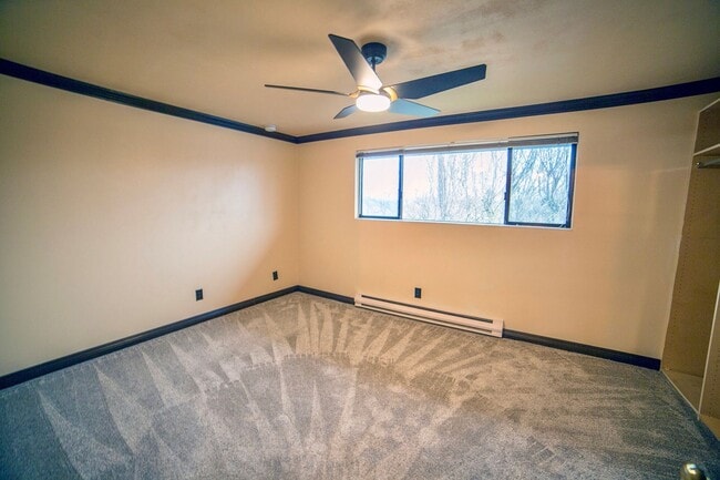 Building Photo - Quiet Top Floor 1 Bedroom Condo in Gated Tukwila Community