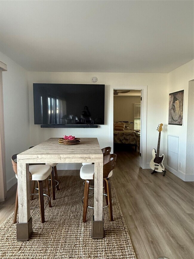 Building Photo - 330 SE 20th Ave