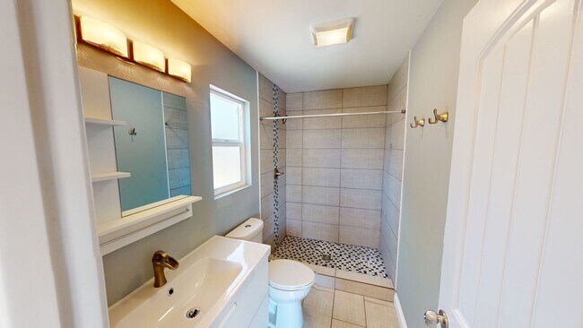 Building Photo - 3 Bed Home | Large Backyard