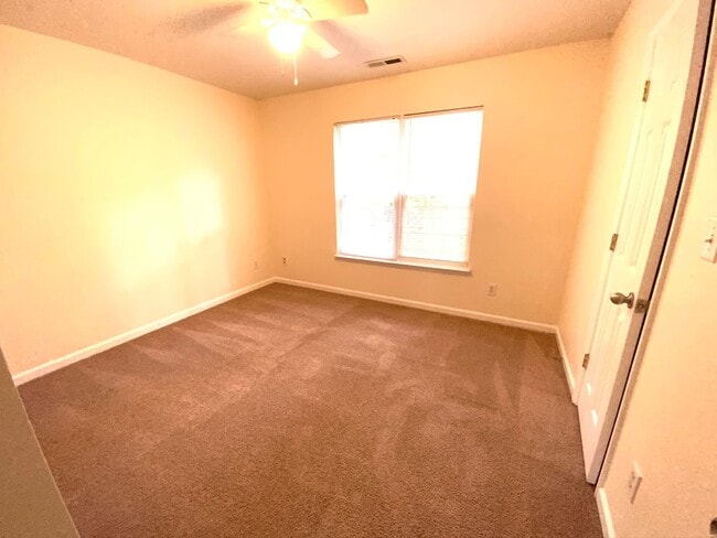 Building Photo - Updated 2 bedroom in fantastic location near Duke Med Center, on busline & convenient to many loc...