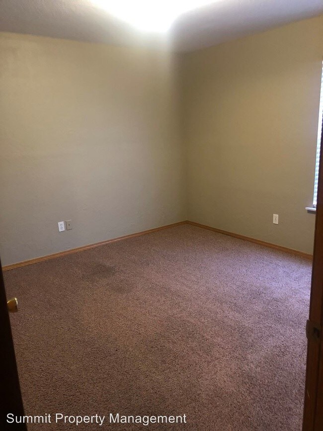 Building Photo - 522-524 E Rogers Dr