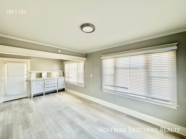 Building Photo - 1123 E Appleton St