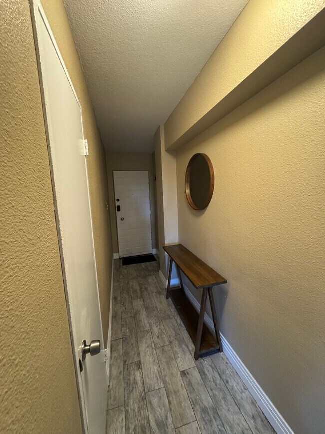 Building Photo - Furnished 1 bedroom 1 bathroom apartment