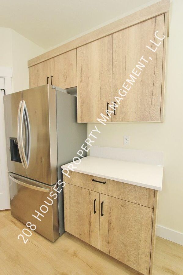 Building Photo - Immaculate Apartment *75% Off First Months...