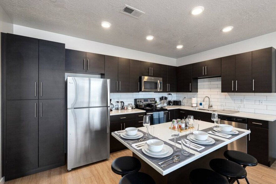 Building Photo - 489 E 400 S