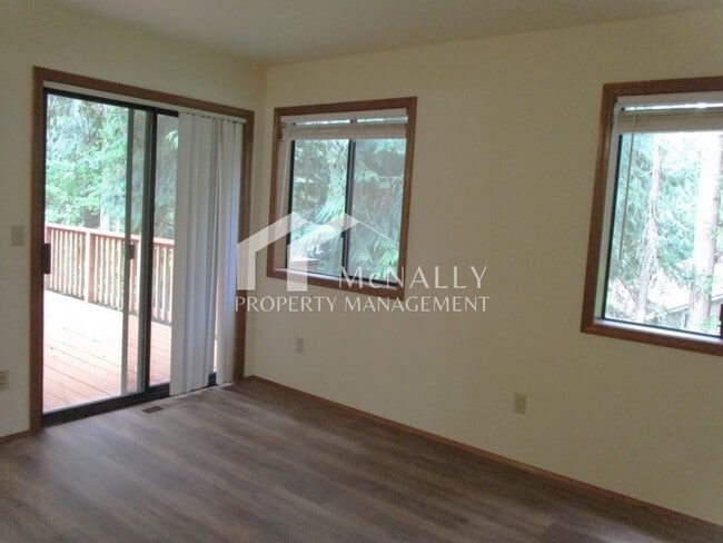 Building Photo - Beautiful 4 Bedroom 2.75 Bathroom Home in ...