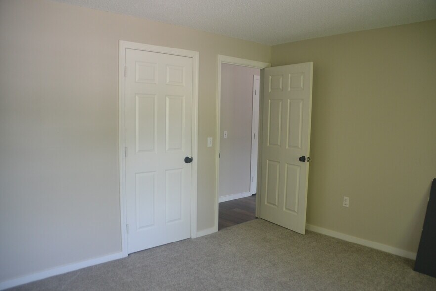 Building Photo - 12 Saint James Pl