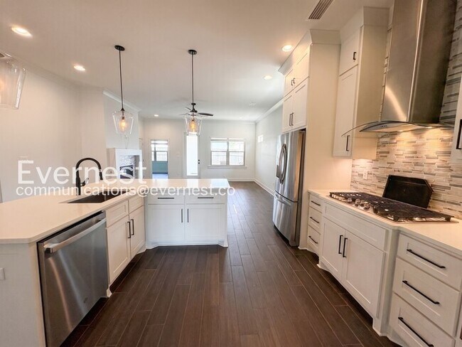 Building Photo - 3 Bed, 2 Bath Home with Fenced Yard & Garage / Available Now!