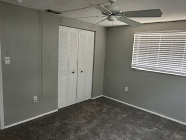 Building Photo - AVAILABLE NOW!!  Well maintained 2/2 in a ...
