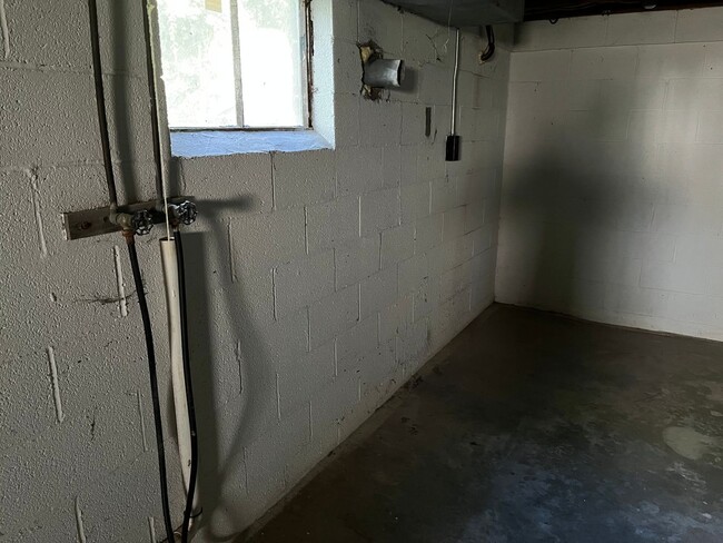 Building Photo - Two Bedroom in Alton