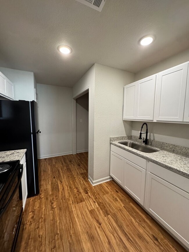 Building Photo - REMODELED 2 BED / 1 Bath Apartment in Truman.  READY NOW!