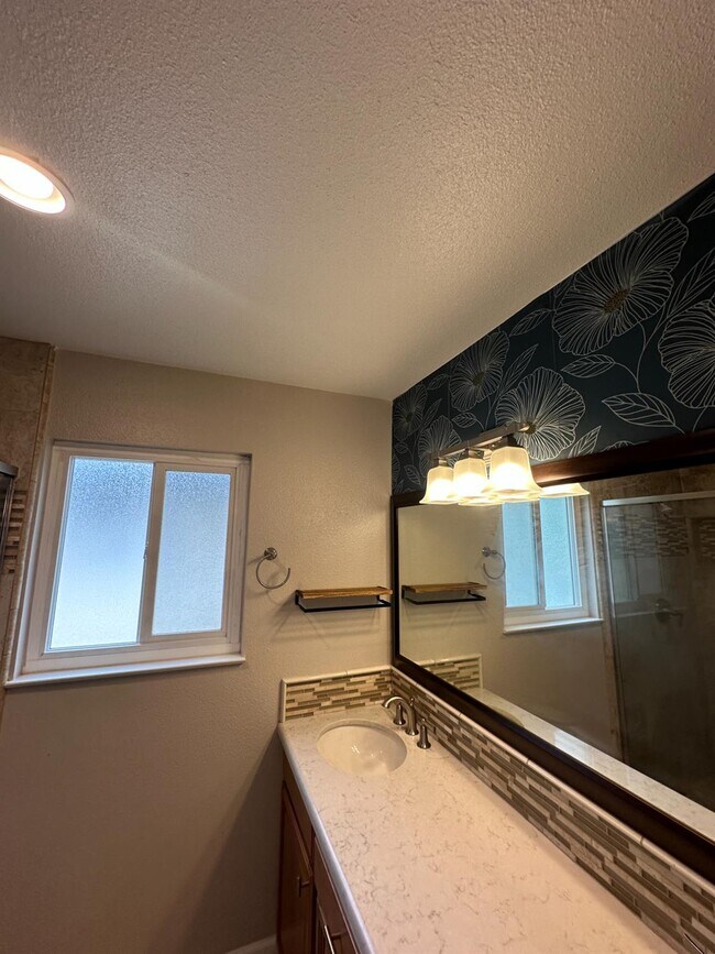 Building Photo - 5090 N Roosevelt Ave