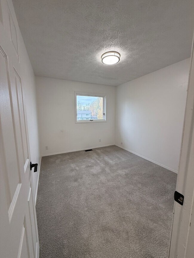Building Photo - Pet-Friendly, Available Now!