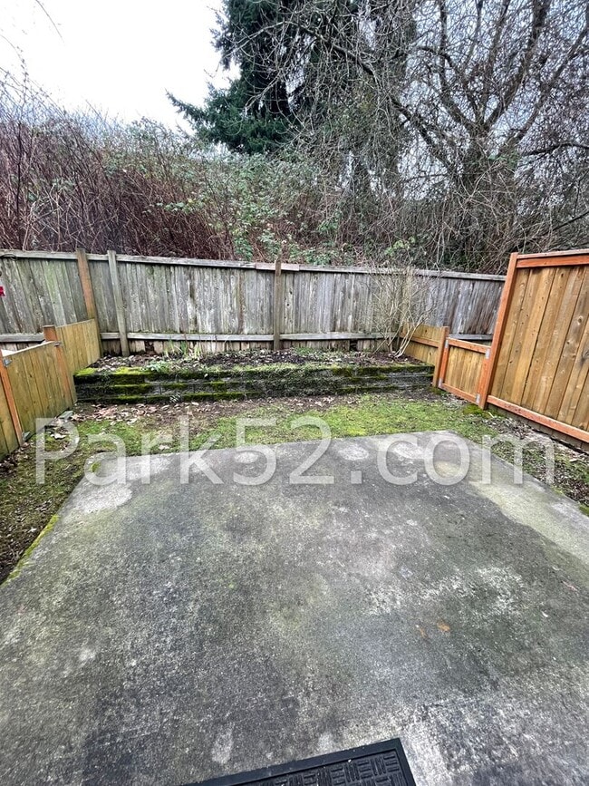 Building Photo - 2 Bedroom University Place Townhome