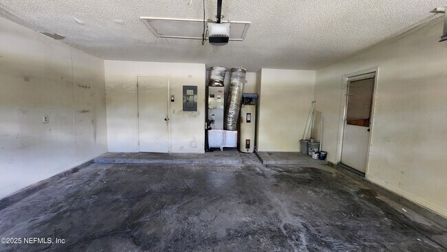 Building Photo - 8800 Mountain Lake Dr S