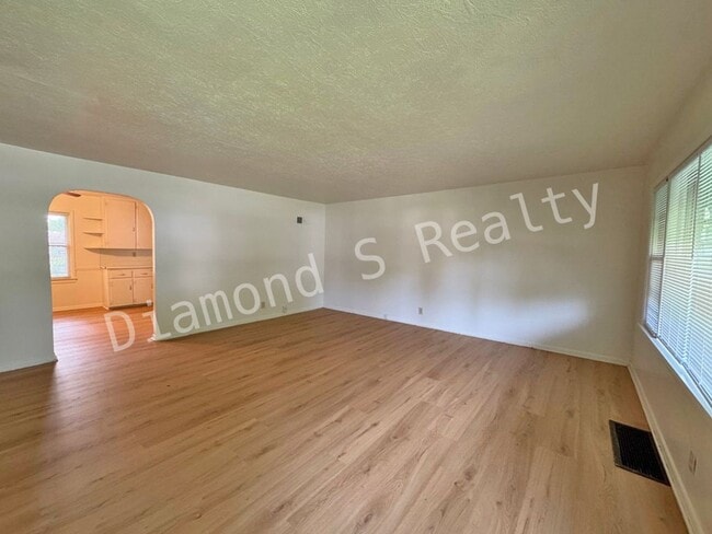 Building Photo - Cute 2 Bedroom Home Located Near Fort & Su...