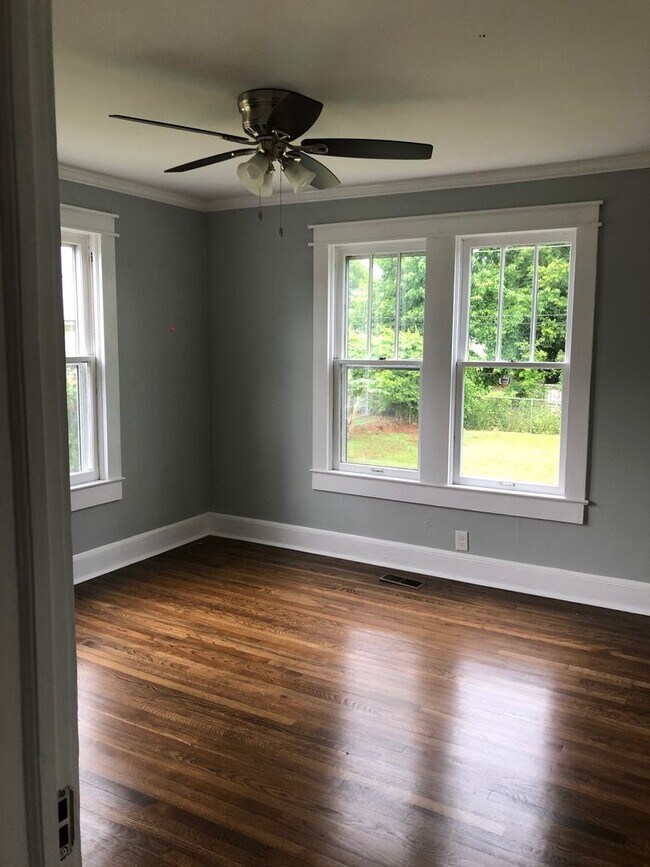 Building Photo - Newly Remodeled 3/2 with open floor plan