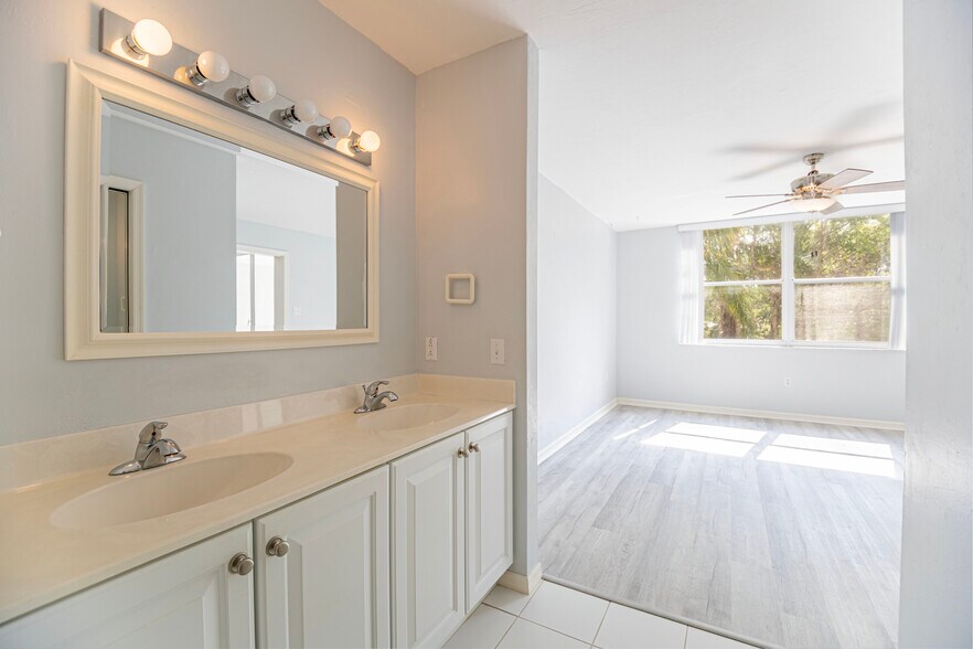 PRIMARY EN SUITE WITH WALK IN CLOSET - 290 Naples Cove Dr