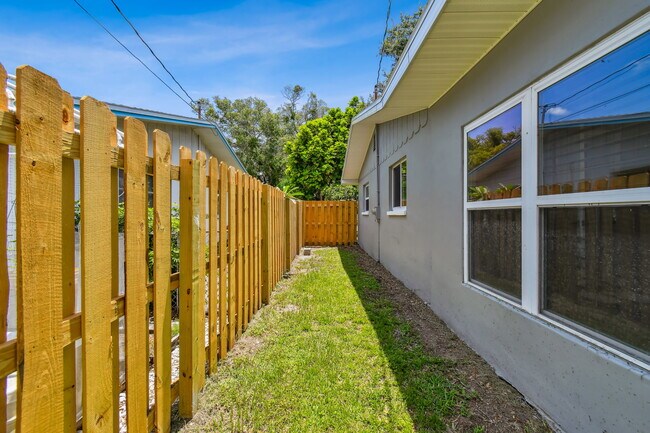 Building Photo - 528 Manor Dr