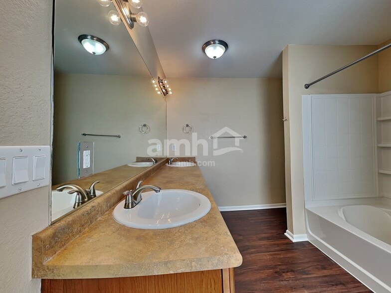 Building Photo - 19904 Robins Dr