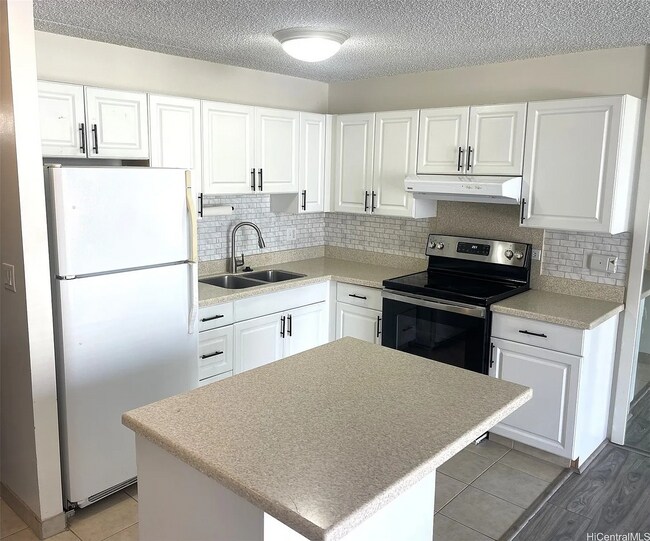 Building Photo - 411 Hobron Ln