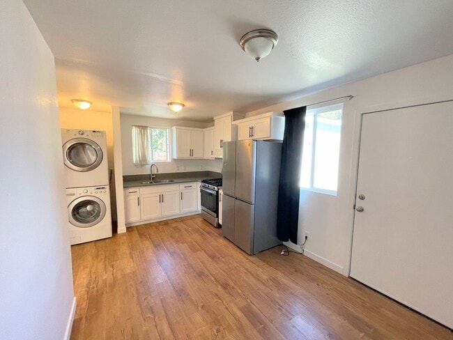 Building Photo - 1BD/1BTH COMING SOON!