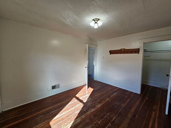 Building Photo - Spacious Home in the Slant Street Neighborhood