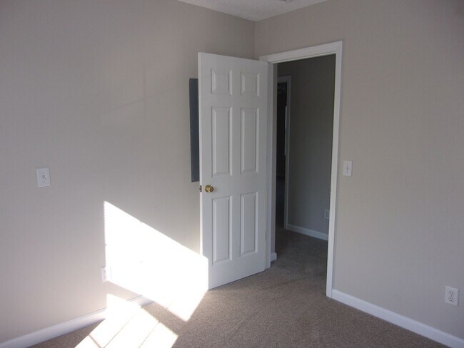 Building Photo - 3 Bedroom / 2.5 Bathroom with 2 car garage...