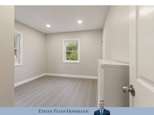 Building Photo - 7 Cozy St