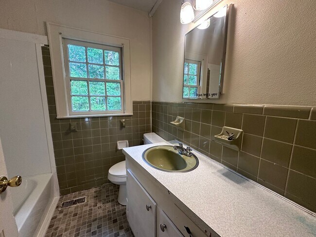 Building Photo - 2 Bedrooms, 1 Bathroom - House in West Rome!