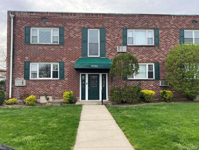 Building Photo - 1084 Fenwood Dr