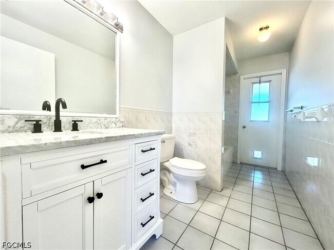 Building Photo - 1203 SW 34th St