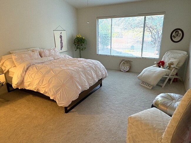 Building Photo - 1870 E Purple Martin Ln