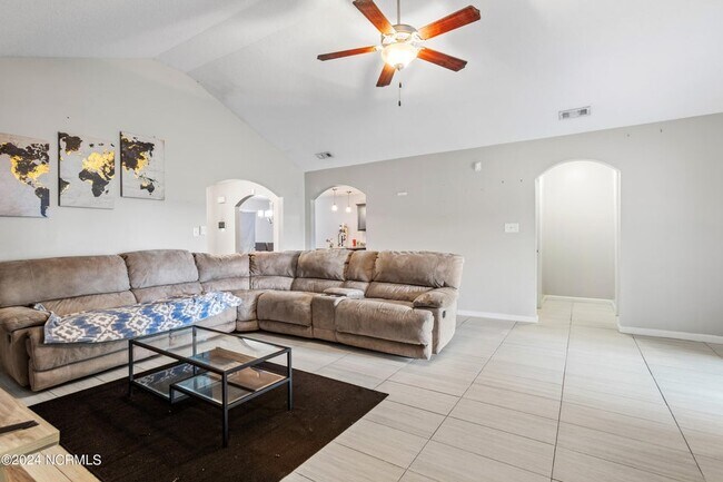Building Photo - 757 Radiant Dr