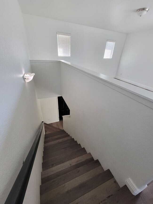 Building Photo - 4 Bedroom 2 Bathroom Home Close to Shopping and Restaurants!!