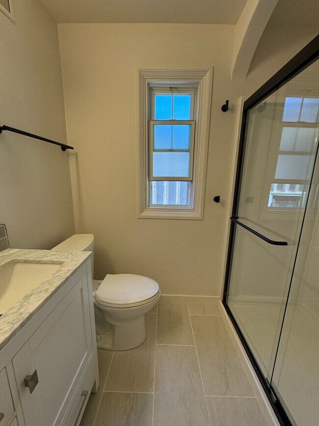 Building Photo - 978 E 5th Ave