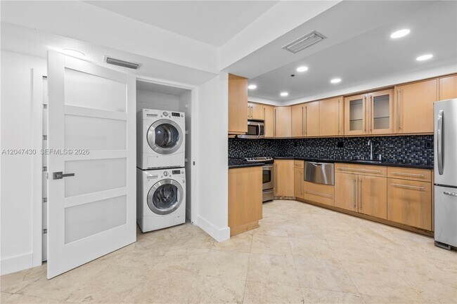 Building Photo - 2457 Collins Ave
