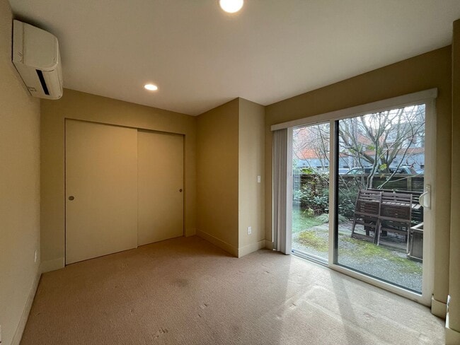 Building Photo - Modern Green Lake Townhome on Quiet Street!