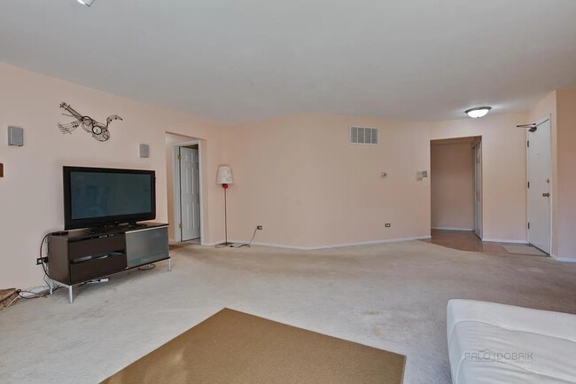 Building Photo - 867 E Carriage Ln