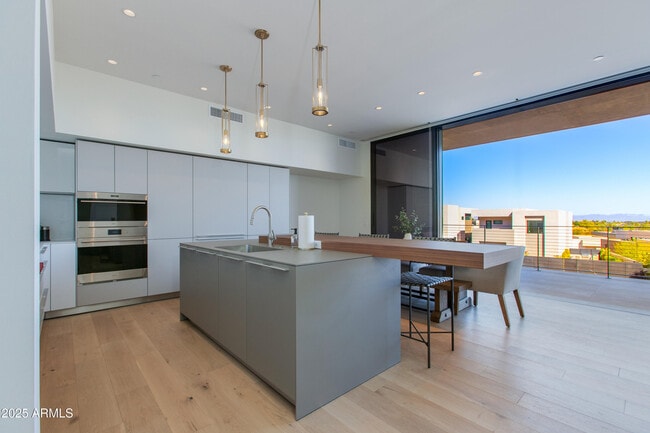 Building Photo - 5000 N Camelback Rdg Dr